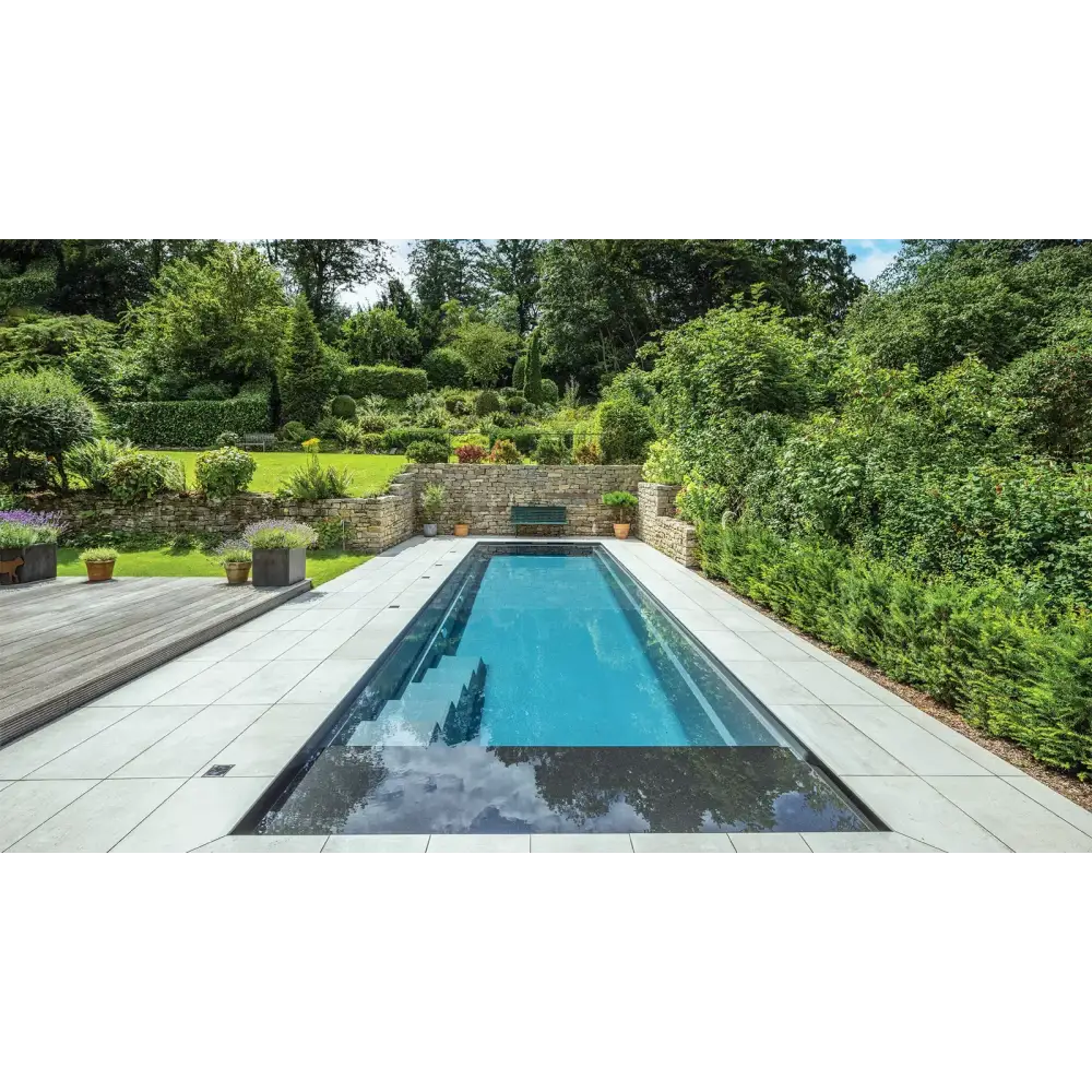 Stilren pooldesign med klart blått vatten i Leisurepools Linear