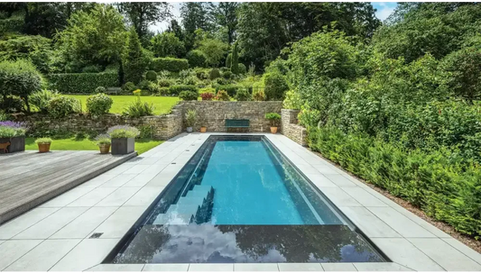 Leisurepools Linear-pool – stilfuldt design, klart blåt vand