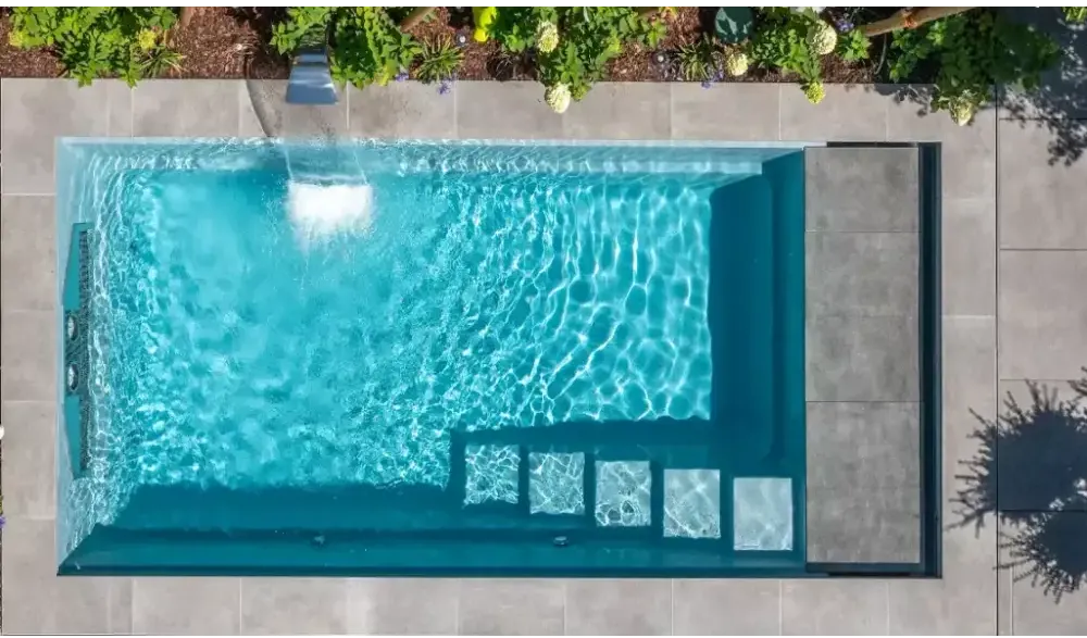 Stilren pooldesign med klart turkost vatten i Leisurepools Linear