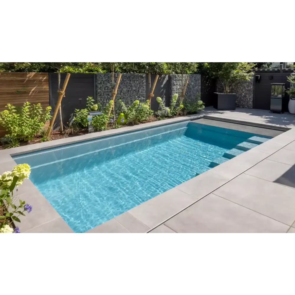 Stilren pooldesign med klart blått vatten i Leisurepools Linear