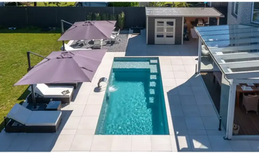 Rektangulær pool – klart blåt vand, moderne design, trappe for nem adgang, visuelt imponerende design
