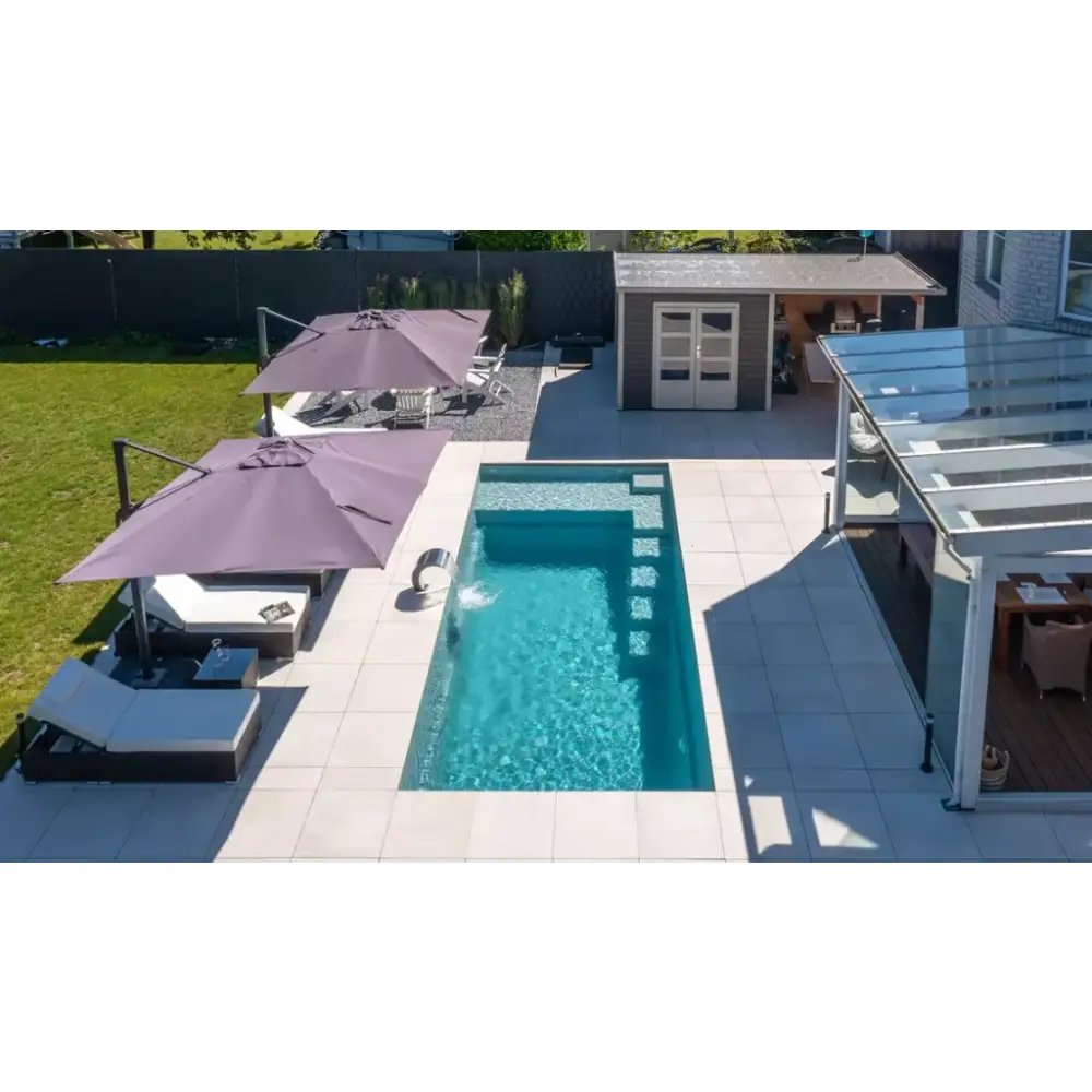 Rektangulär pool med klar blåvatten, modern design, steg för åtkomst, visuellt imponerande