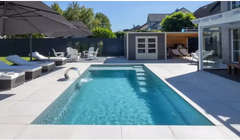 Rektangulær pool – krystalklart blåt vand, moderne design, integreret metalstige, høj vandlinje, visuelt imponerende design
