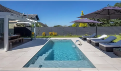 Rektangulær pool – klart blåt vand, hvid flyder, visuelt imponerende design