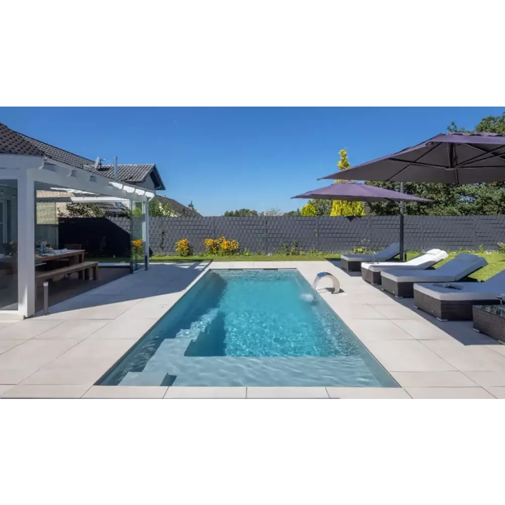 Rektangulär pool med klart blått vatten, vit flytare, visuellt imponerande design