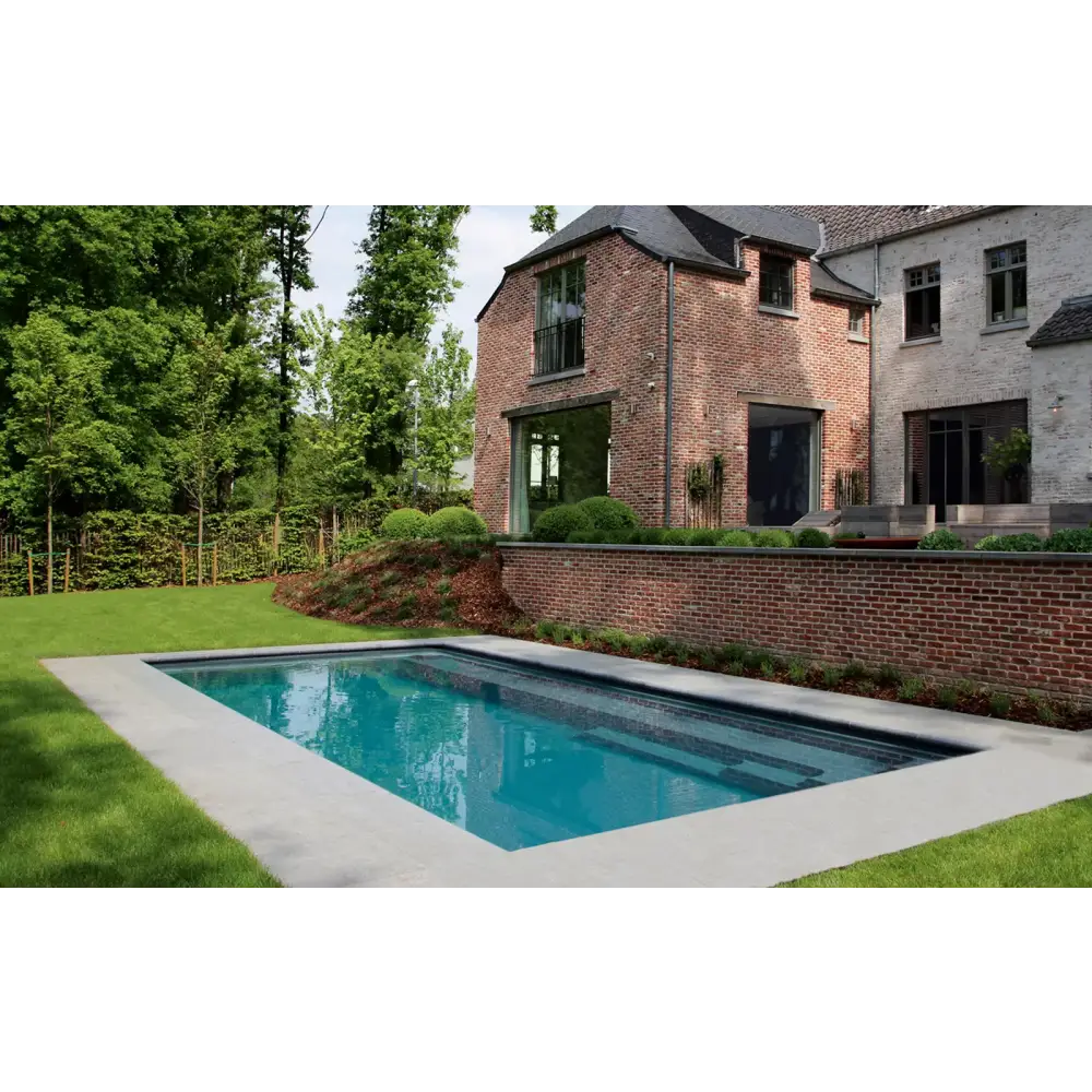 Leisurepools Reflection rektangulär pool med bred simkanal i blått vatten