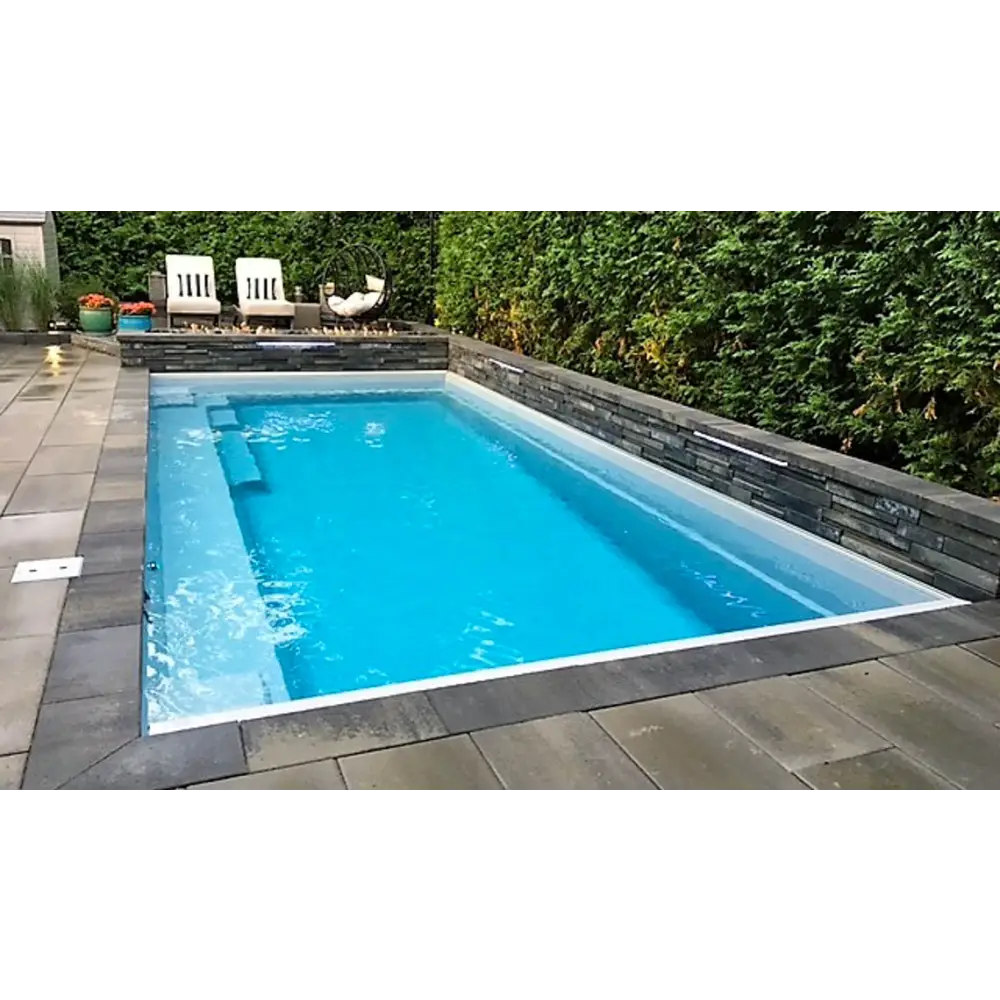 Leisurepools Reflection rektangulär pool med bred simkanal i blått vatten