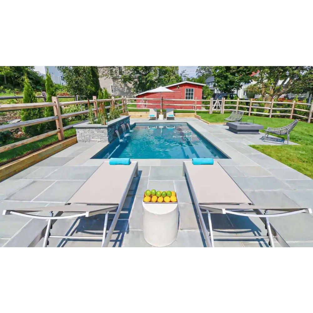 Leisurepools Reflection rektangulär pool med bred simkanal i blått vatten