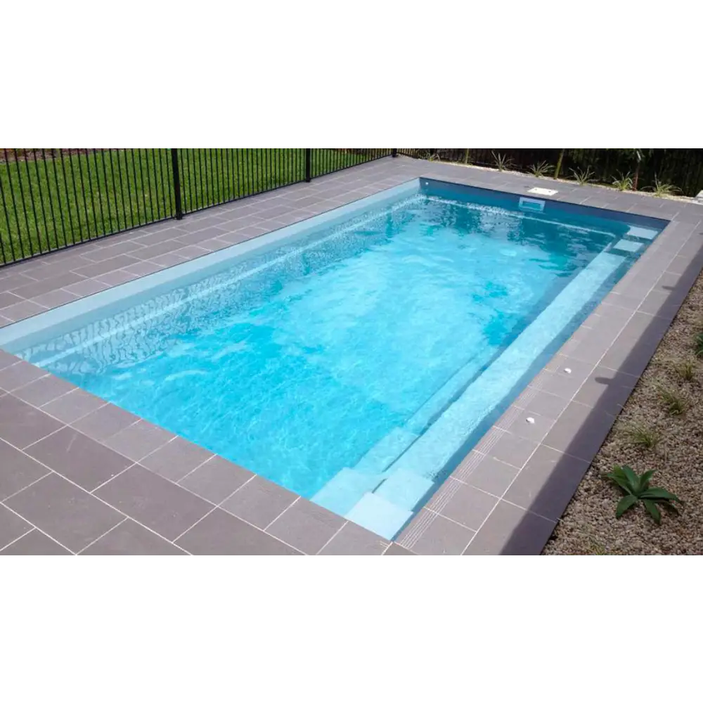 Leisurepools Reflection rektangulär pool med bred simkanal i blått vatten