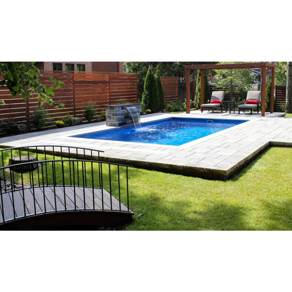 Leisurepools Reflection rektangulär pool med bred simkanal i blått vatten