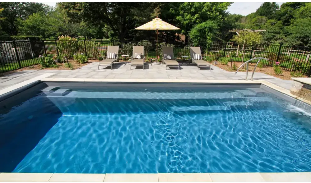 Leisurepools Reflection-pool – rektangulær form, bred svømmebane, nedgravet i jorden, klart blåt vand