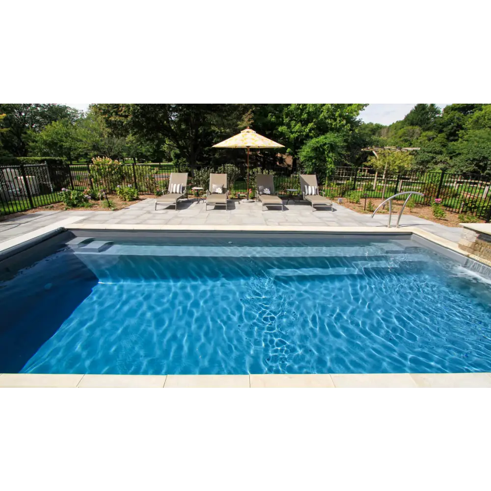 Leisurepools Reflection rektangulär pool med bred simkanal i mark, klar blåvatten