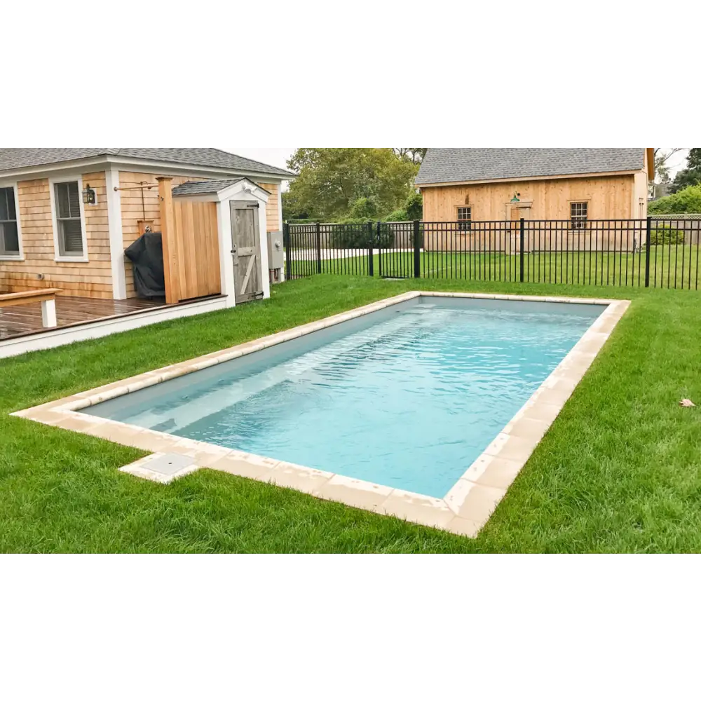 Rektangulär Leisurepools Reflection pool med bred simkanal i gräsmatta