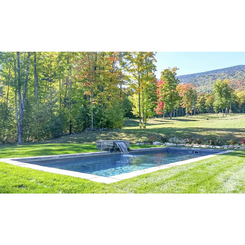 Leisurepools Reflection rektangulär pool med bred simkanal i klarblått vatten