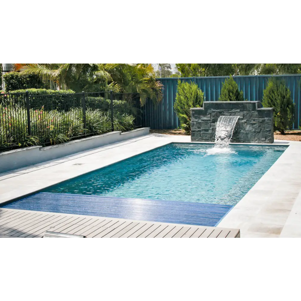 Leisurepools Reflection rektangulär pool med blåvatten och stenfall