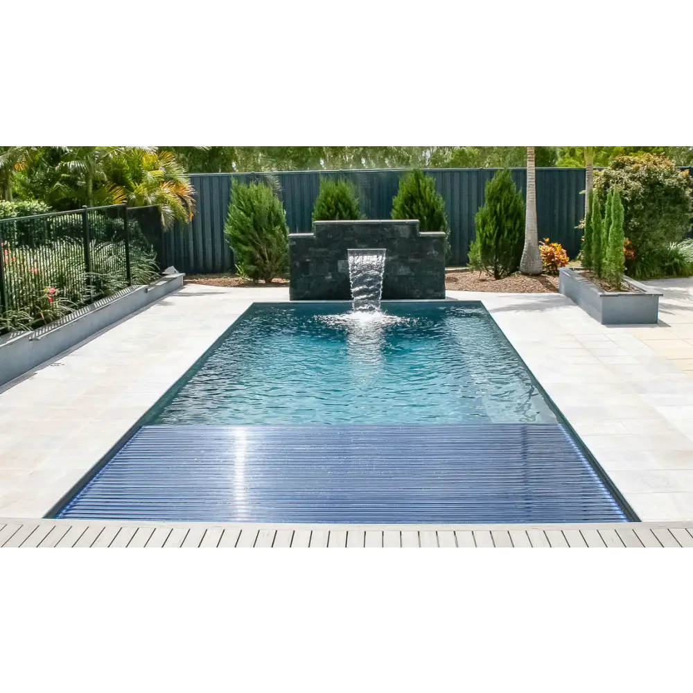 Leisurepools Reflection modern rektangulär bassäng med klart blått vatten och vattenfall