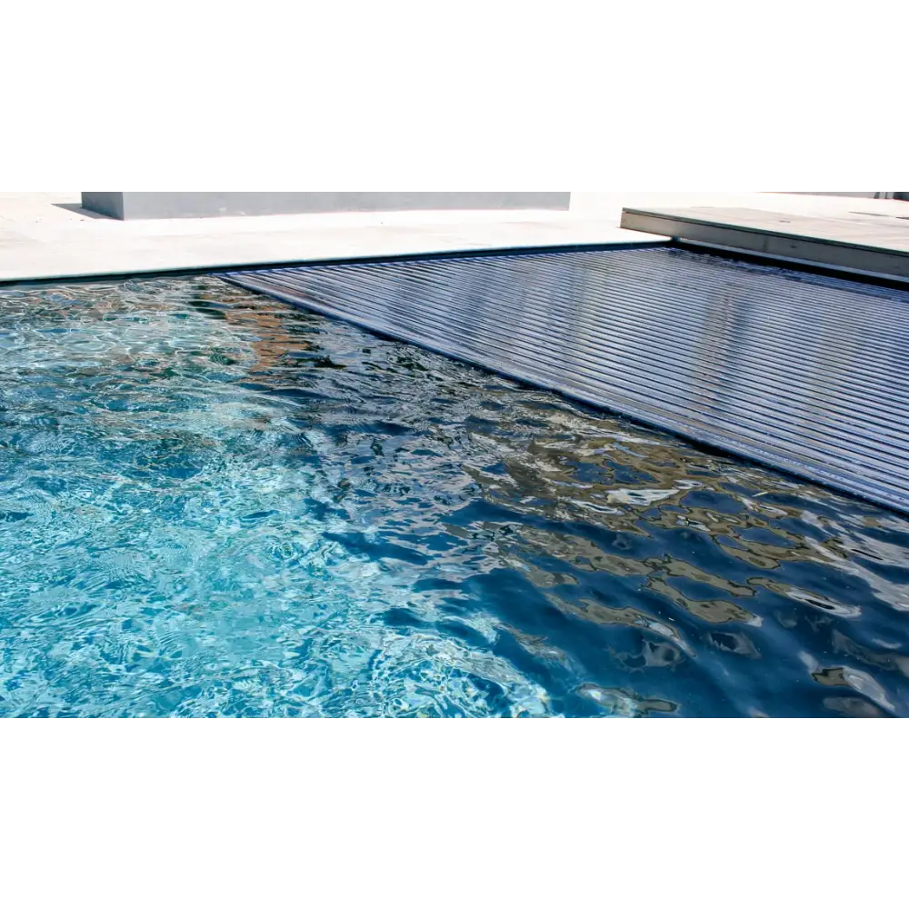 Mörkblå ribbad pooltäckning för Leisurepools Reflection rektangulär bassäng