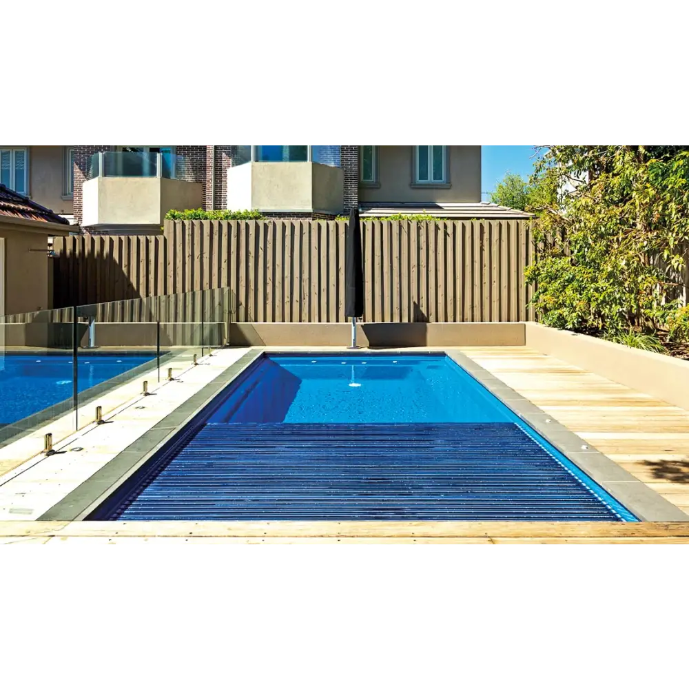 Blå kaklad Leisurepools Reflection rektangulär pool med glasbarriär och trädäck