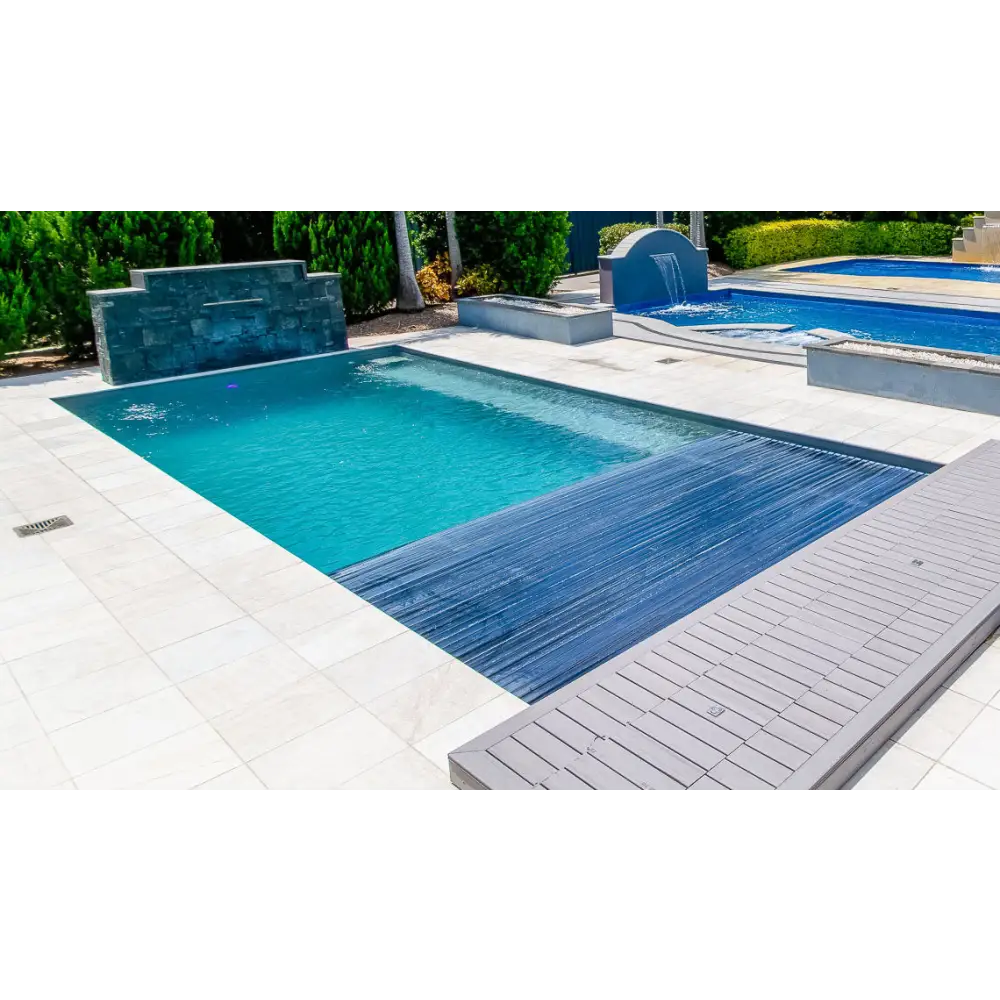 Modern Leisurepools Reflection rektangulär pool med turkos vatten och blå vattenfall