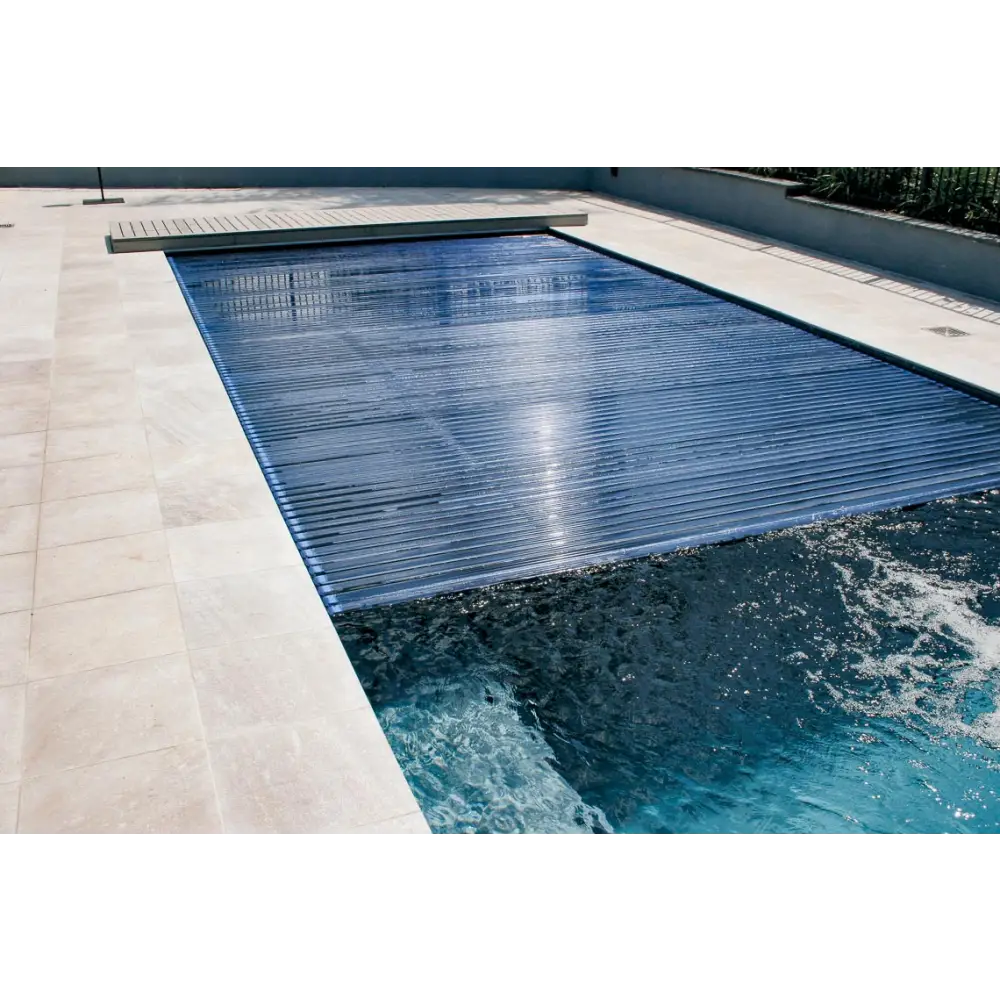 Blå genomskinlig pooltäck Leisurepools Reflection med horisontella ränder