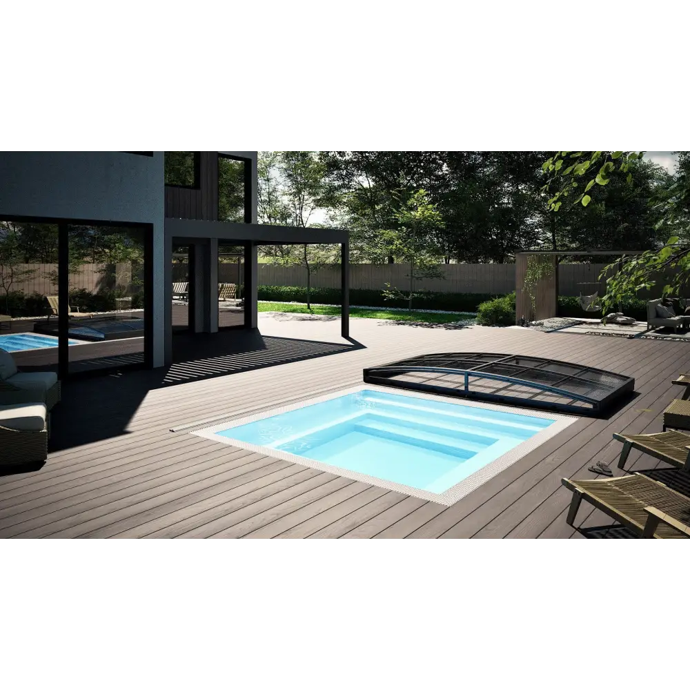 Rektangulär minipool wellness pool med klarblått vatten och vit kaklade steg