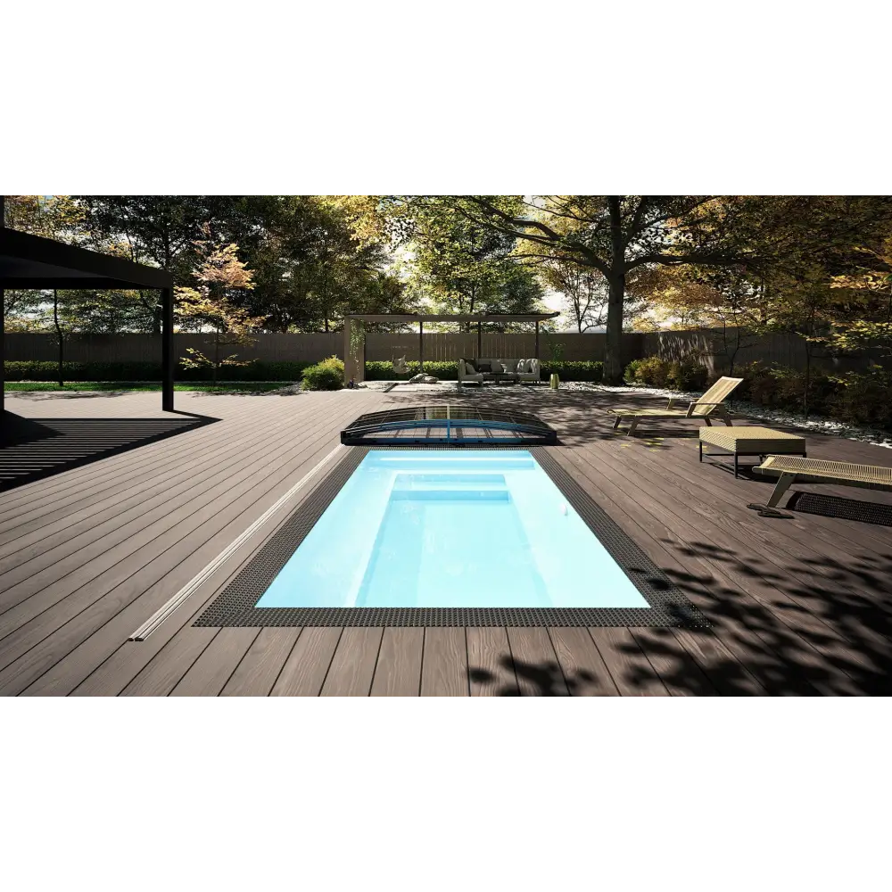 Rektangulär minipool wellness pool med klart blått vatten och svart kant