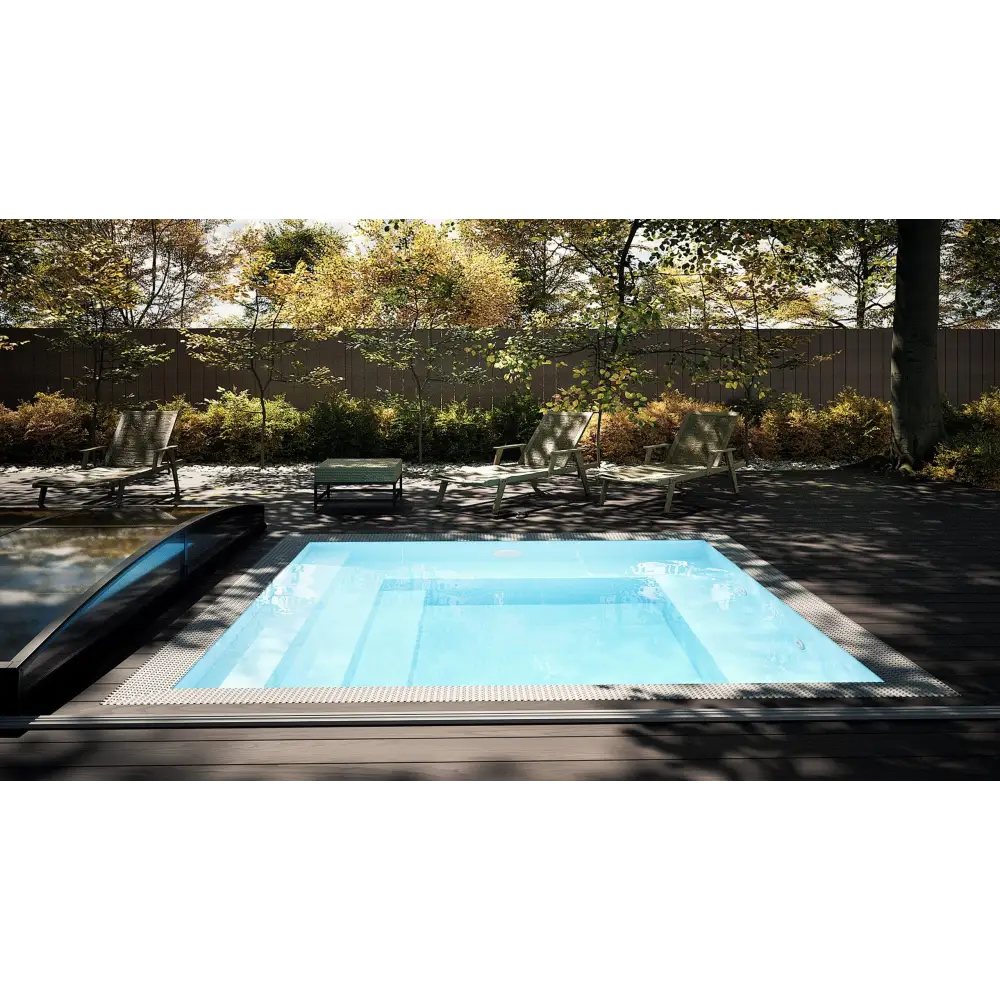 Rektangulär minipool wellness pool med klart blått vatten