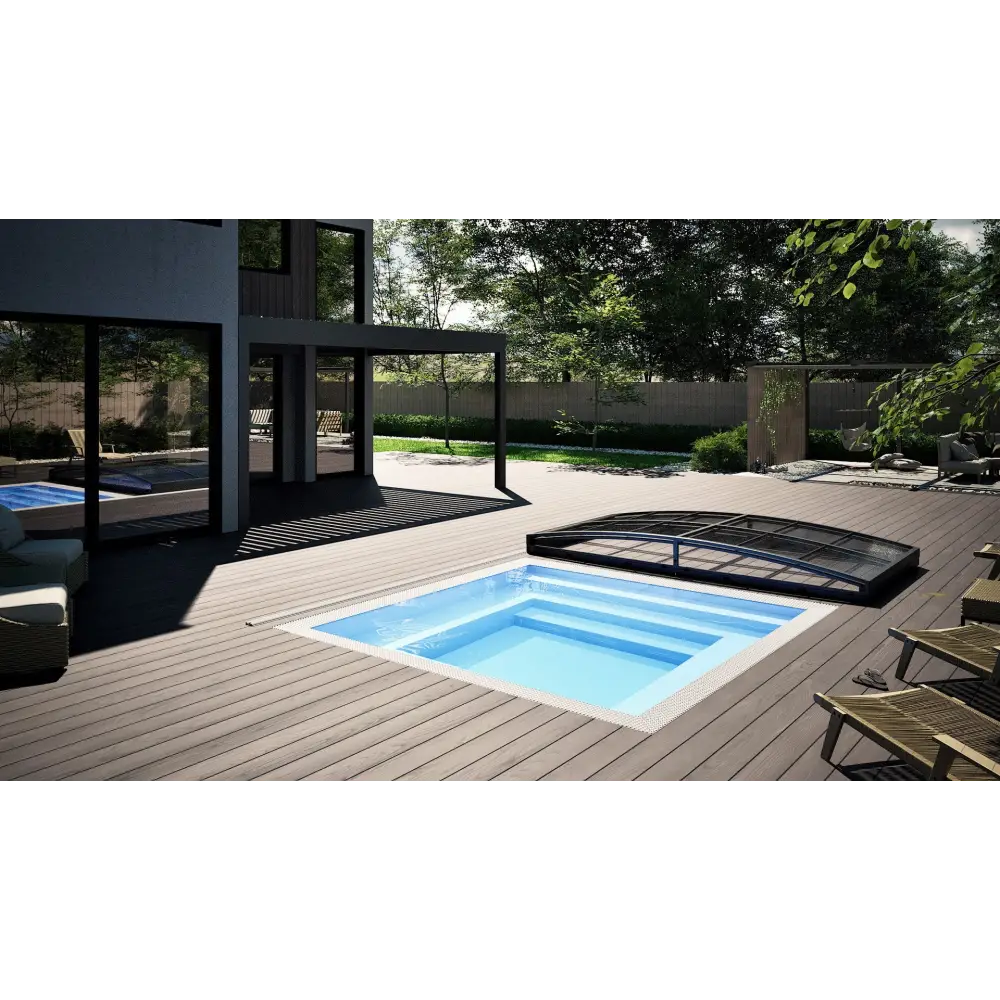 Rektangulär minipool wellness pool med klart blått vatten och trädeck