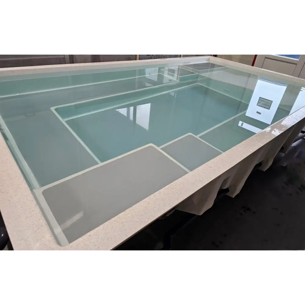 Lång rektangulär glastopp-konferensbord med Mira wellness pool, beige stenbas