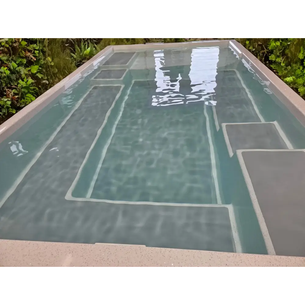 Rektangulär Minipool Wellness MIRA390 med klart vatten och geometrisk design