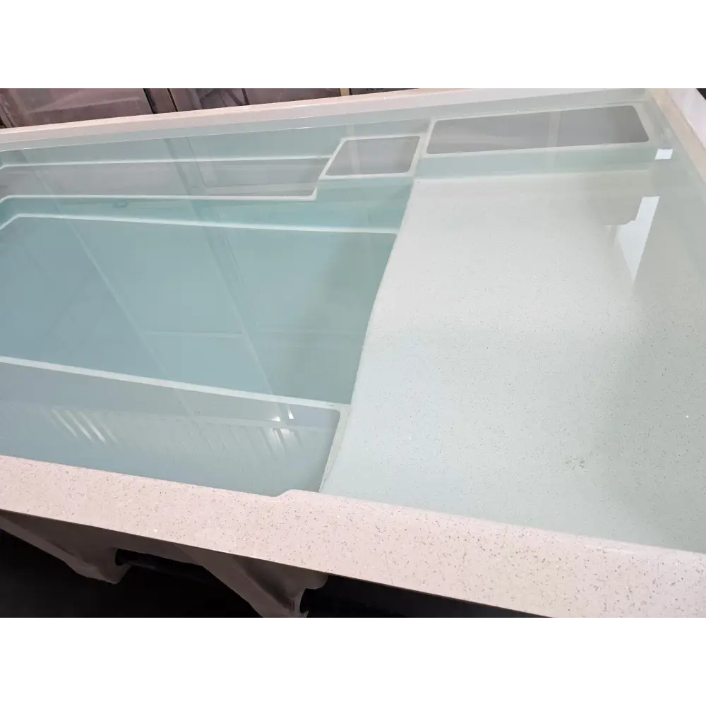 Snyggt glashylla med vita fläckar för MIRA390 wellness pool ovanmark