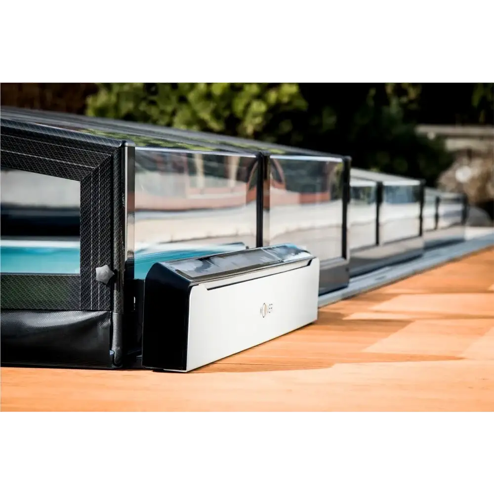 Moover solcellsdriven elmotor för svart och vit poolöverdragshjälpmedel