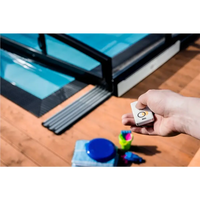 Vit Moover solcellsdriven elmotor med rektangulär fjärrkontroll och gul accent