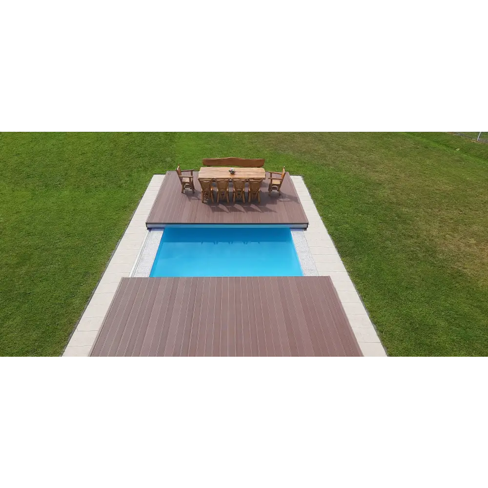 Rektangulär blå swimmingpool med Nivo Deck träterrass 3,66 x 6,6 m