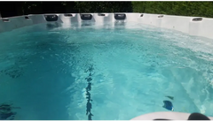 PassionSpa Activity 1 Deep-swimspa – hvid overflade, hvid inderside, turkisblåt vand, sorte sædehynder