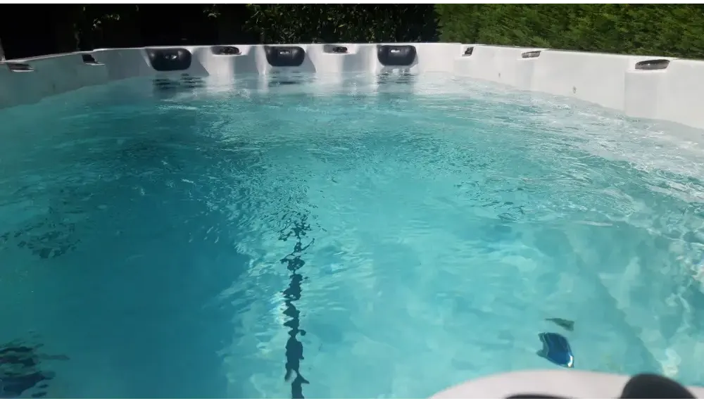 PassionSpa Activity 1 Deep-swimspa – hvid overflade, hvid inderside, turkisblåt vand, sorte sædehynder