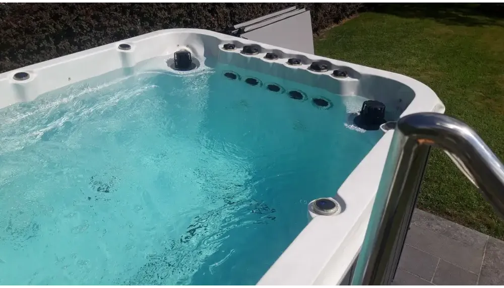 PassionSpa Activity 1-swimspa – Sport Collection, hvid inderside, sorte massagedyser, forkromet stige