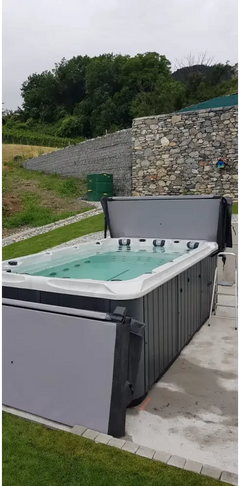 PassionSpa Activity 1-swimspa – moderne design, hvid og grå, indbyggede massagedyser