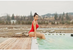 PassionSpa-swimspa – kvinde i rød badedragt sidder ved kanten