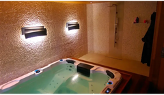 PassionSpa Aquatic 1-swimspa – hvid overflade, hvid inderside, sorte detaljer, blå LED-belysning