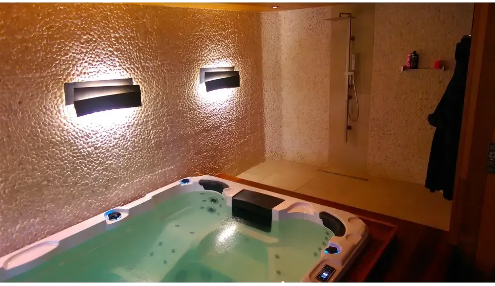 PassionSpa Aquatic 1-swimspa – hvid overflade, hvid inderside, sorte detaljer, blå LED-belysning