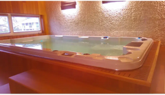 PassionSpa Aquatic 1-swimspa – Sport Collection, hvid overflade, rektangulær form, træomramning