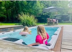 PassionSpa Aquatic 1-swimspa – hvid overflade, børn i boblebadet, træterrasse