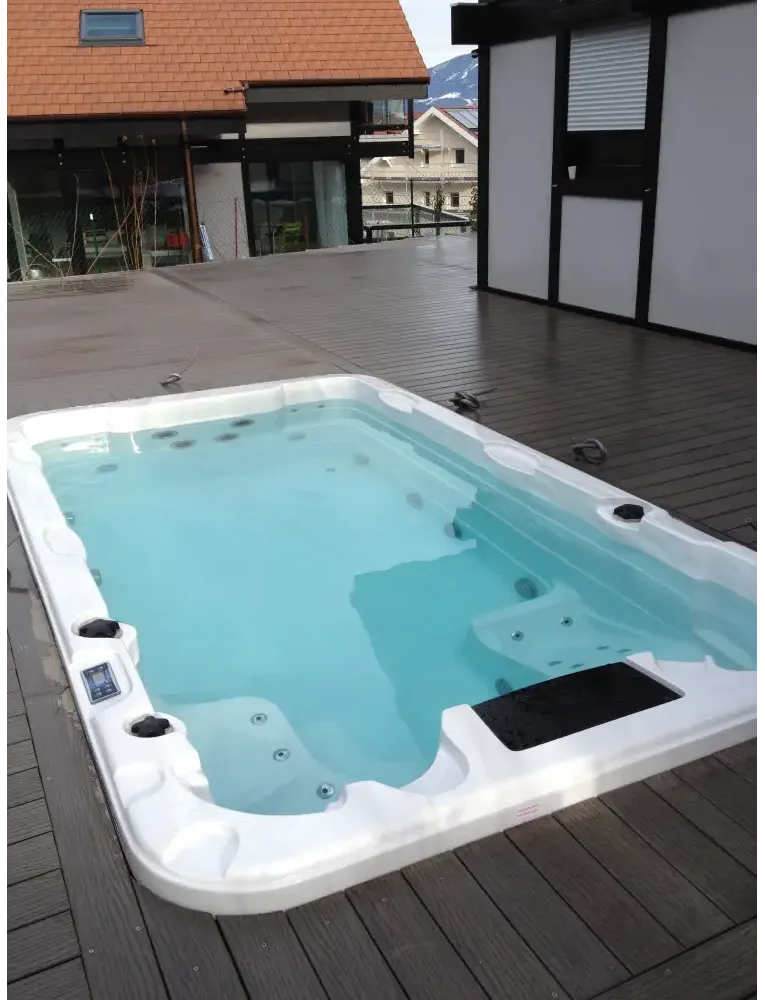 PassionSpa Aquatic 1-swimspa – Sport Collection, hvid overflade, rektangulær form, turkisblåt vand, sort panel