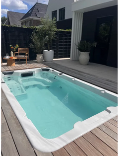 PassionSpa Aquatic 1-swimspa – Sport Collection, hvid overflade, rektangulær form, turkisblåt vand, indbyggede massagedyser, træterrasse