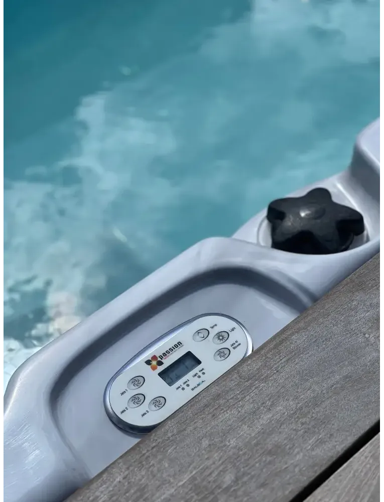 PassionSpa Aquatic 1-swimspa – sølvfarvet kontrolpanel med sorte knapper og display, hvid kant