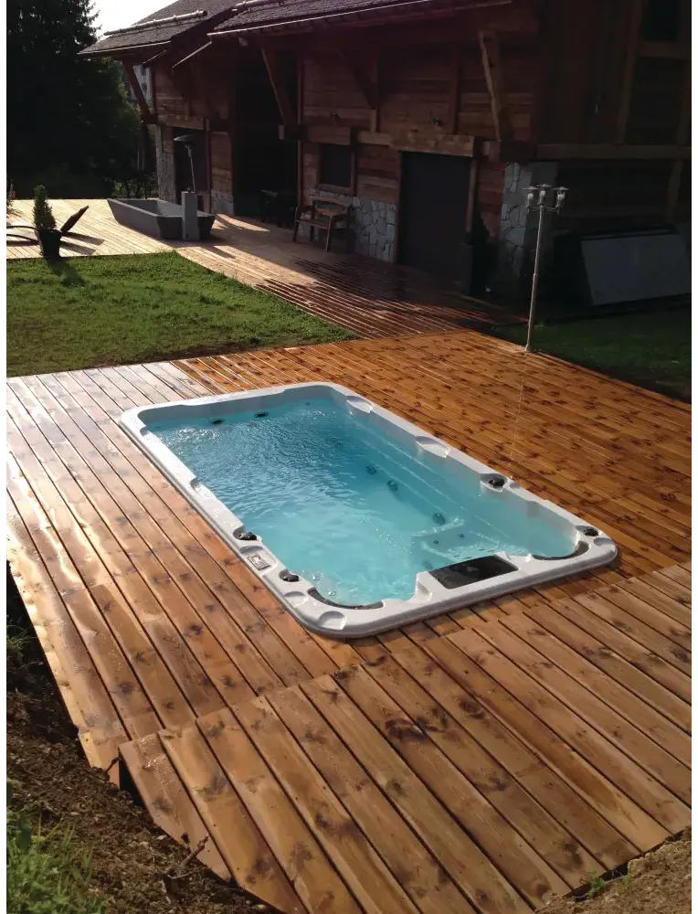 PassionSpa Aquatic 1-swimspa – Sport Collection, blåt vand, træterrasse