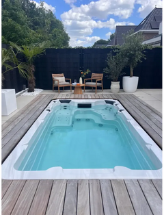 PassionSpa Aquatic 1-swimspa – Sport Collection, hvid overflade, rektangulær form, turkisblåt vand, træterrasse