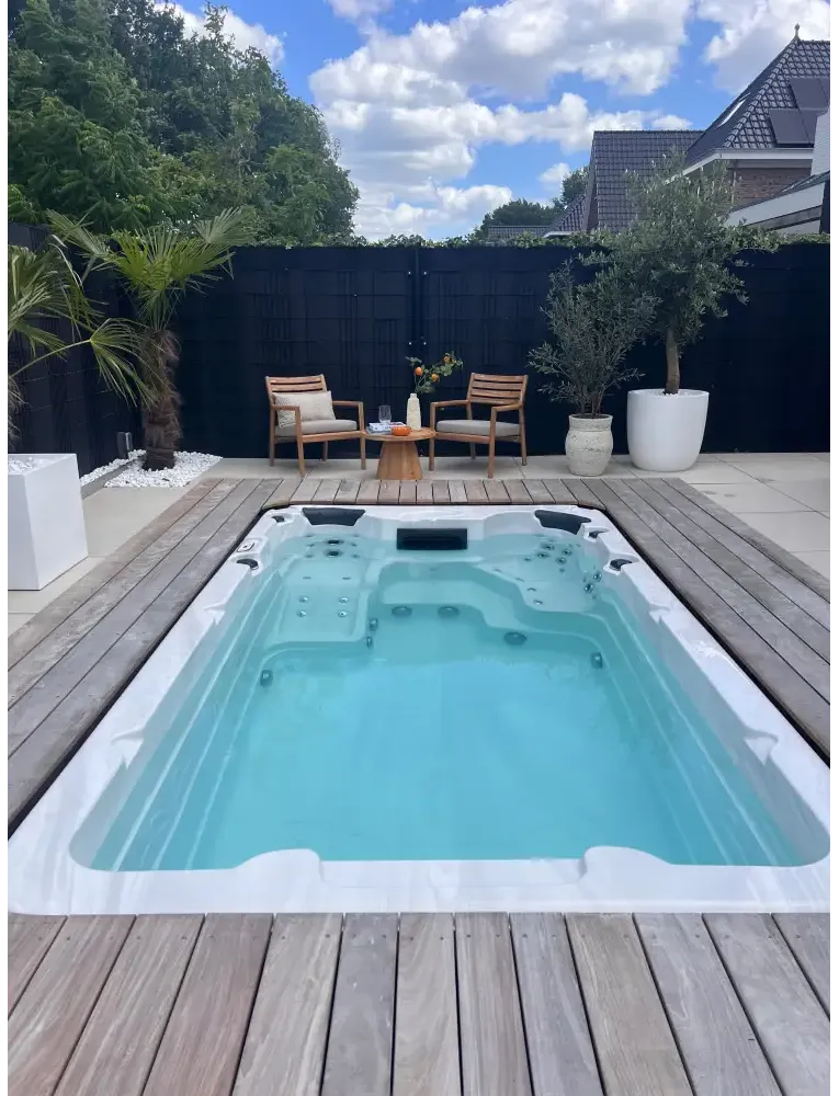 PassionSpa Aquatic 1-swimspa – Sport Collection, hvid overflade, rektangulær form, turkisblåt vand, træterrasse