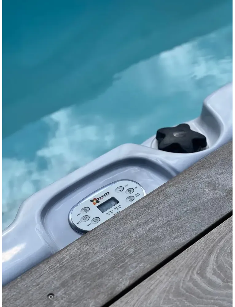 PassionSpa Aquatic 1-swimspa – gråt kontrolpanel med sort stjernegreb og Jasson-logo